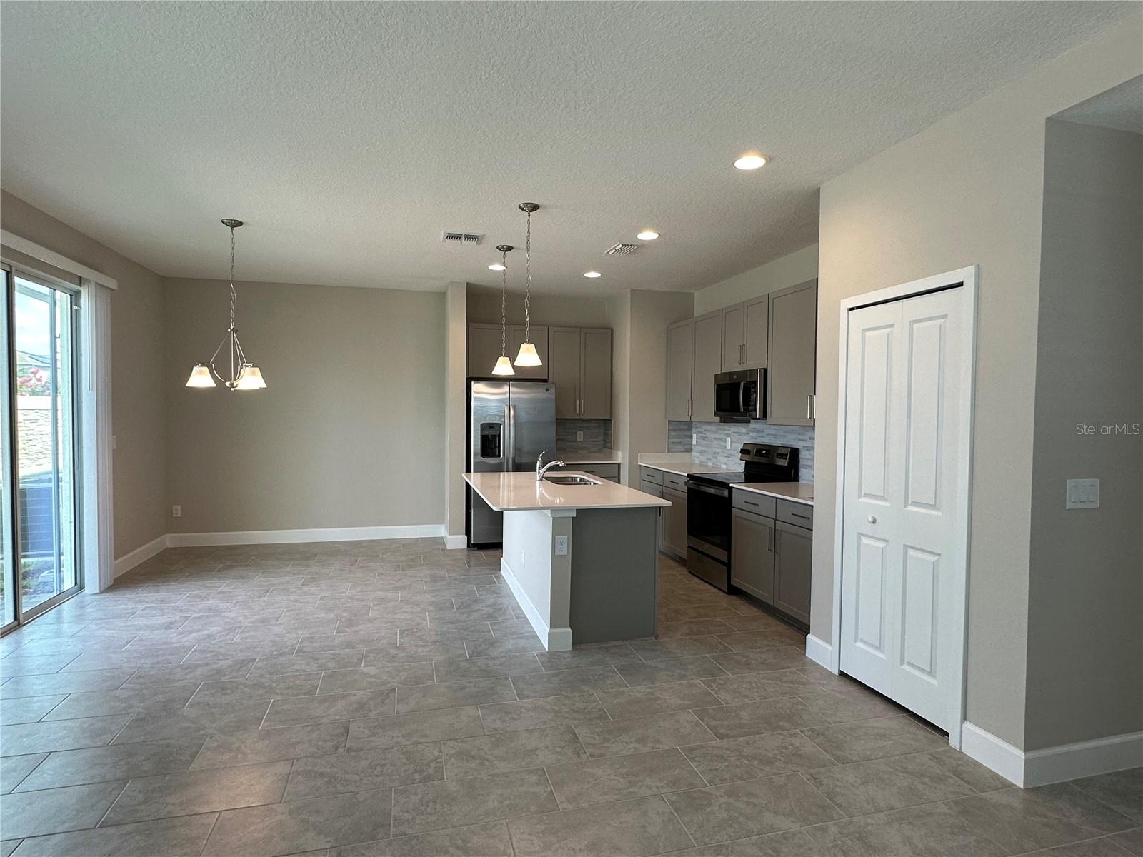 TOWNHOMES AT RIVERS EDGE - Residential Lease