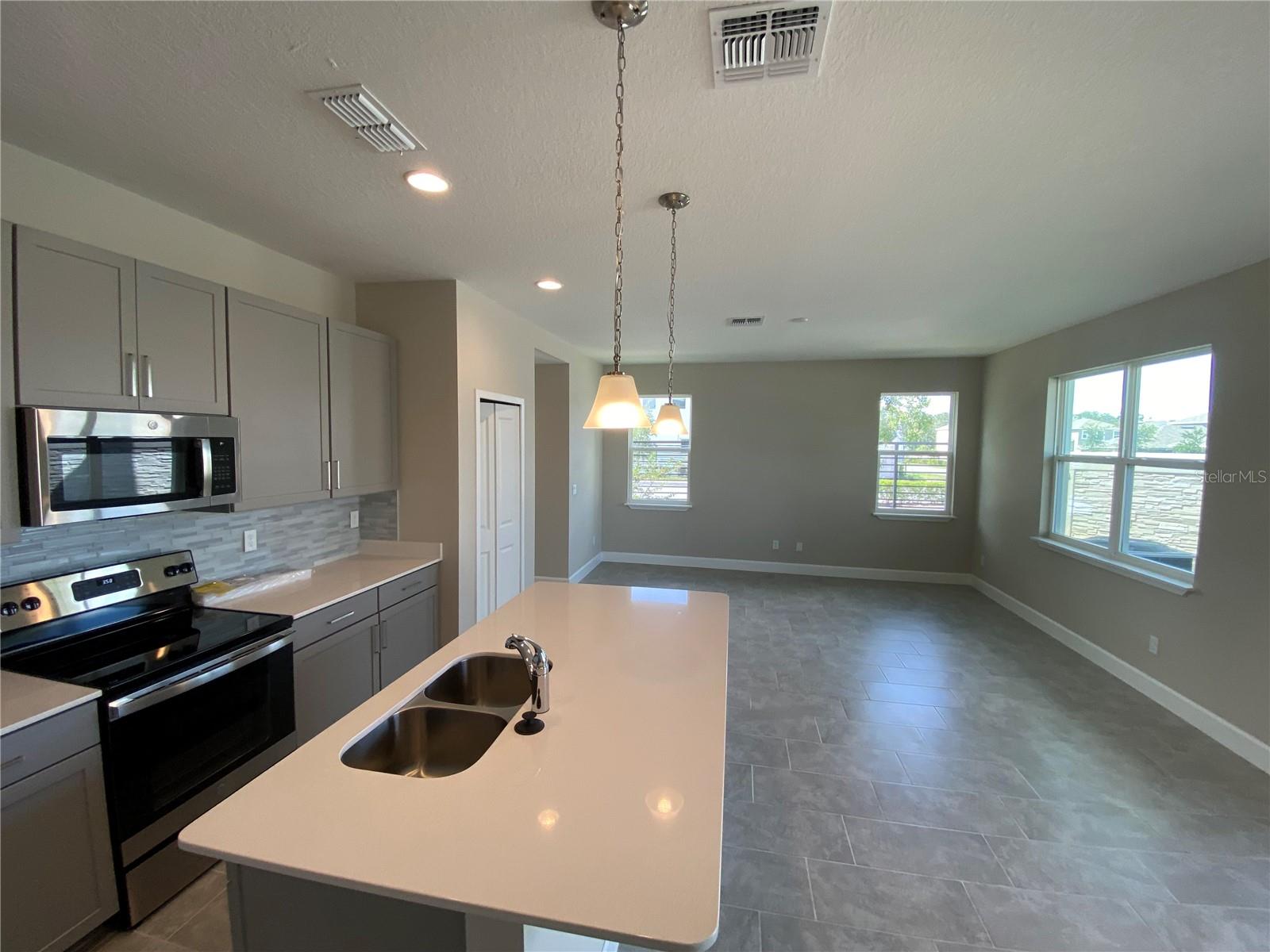 TOWNHOMES AT RIVERS EDGE - Residential Lease