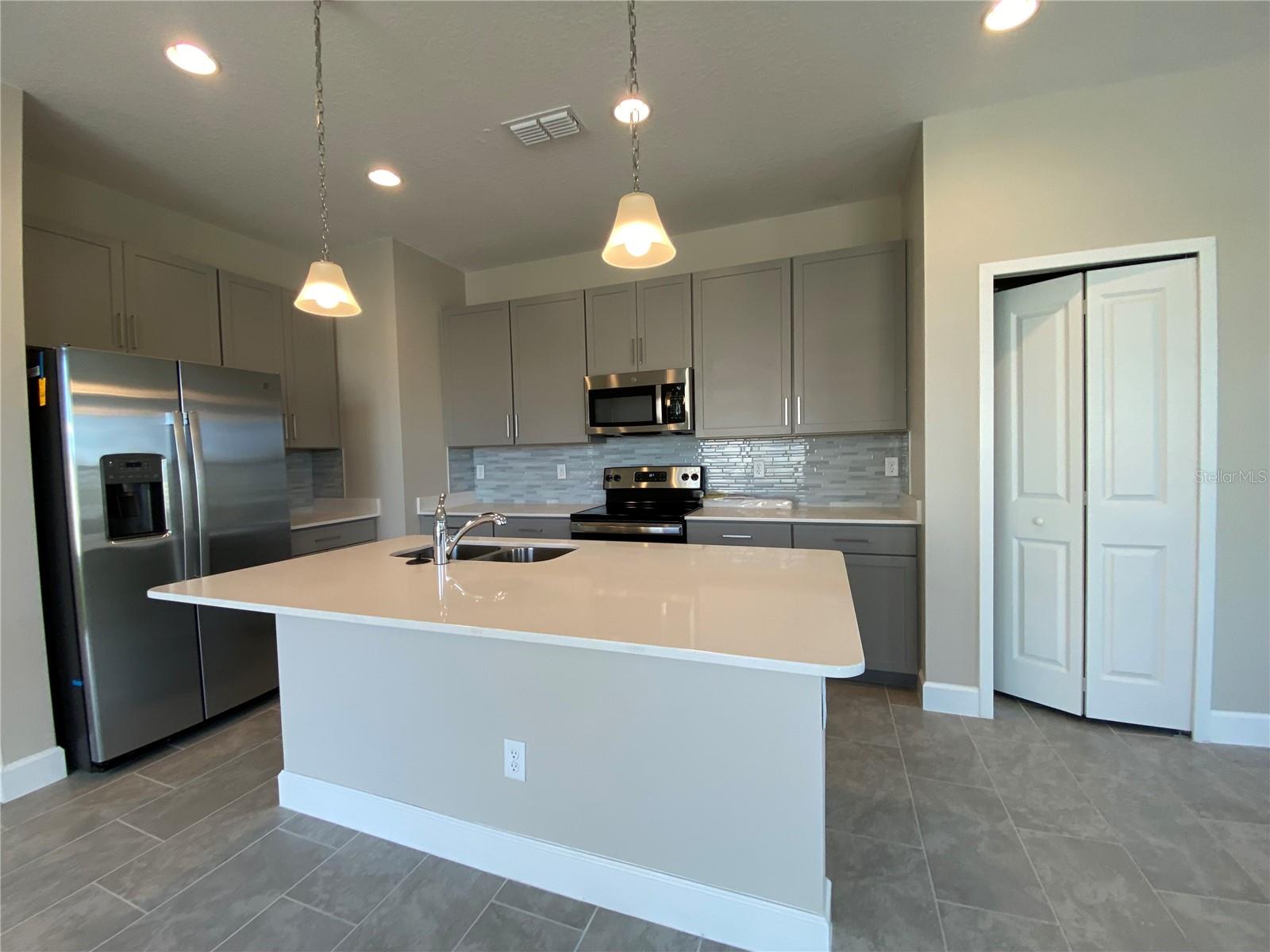 TOWNHOMES AT RIVERS EDGE - Residential Lease