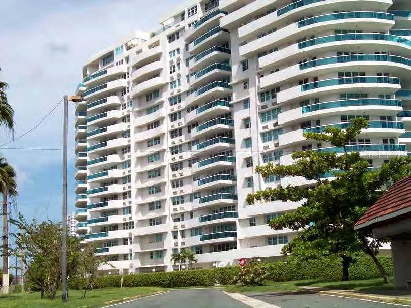 Beautiful apartment located in a luxury condominium, on accessible metro area location (Puerta de Tierra). Enjoy the view of the San Juan Bay, yachts and marina, Condado Lagoon and mountains in the distance.
High floor, fully furnished with a remodeled kitchen. Living and dining room, 3 bedrooms, 2-1/2 baths, air-conditioning units in each room, plus ceiling fans, refrigerator, cooktop stove, microwave and convection ovens, dishwasher. Laundry room with washer and dryer.
Assigned space for 2 cars in covered parking. Concierge service, 24-hour security, valet parking, air-conditioned gym, electric gates at entrance and exit, 4 elevators.
Near Old San Juan, hotels, tourist areas, restaurants, schools, and more.
Call for your appointment today.