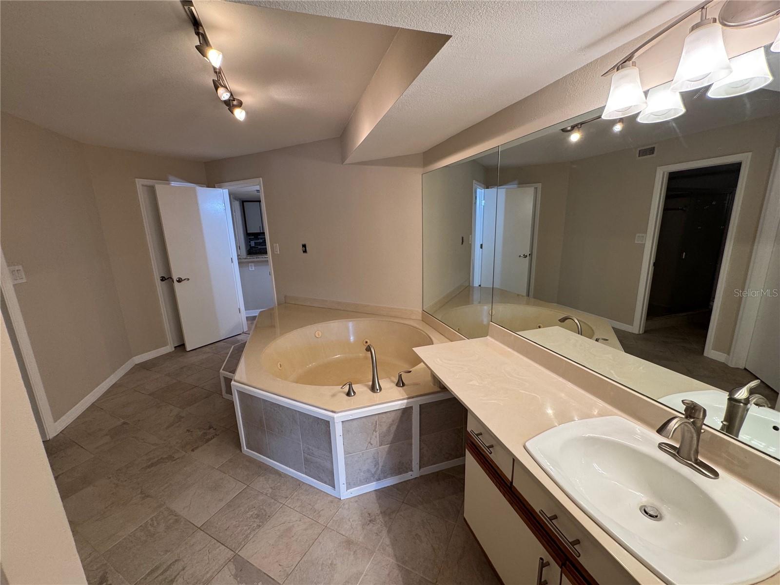 DOLLY BAY A VILLAGE ON LAKE TARPON - Residential Lease