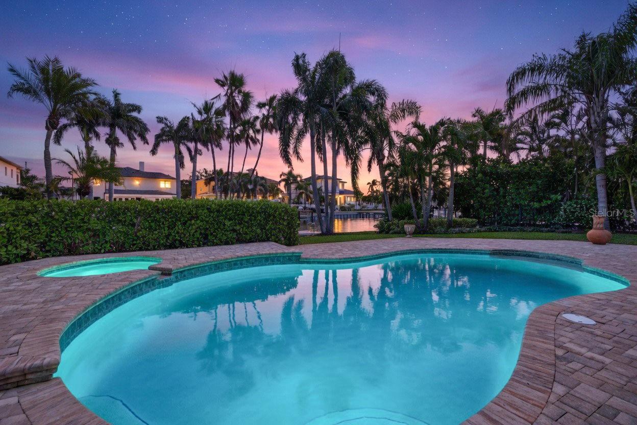 1233 EDEN ISLE DRIVE NE