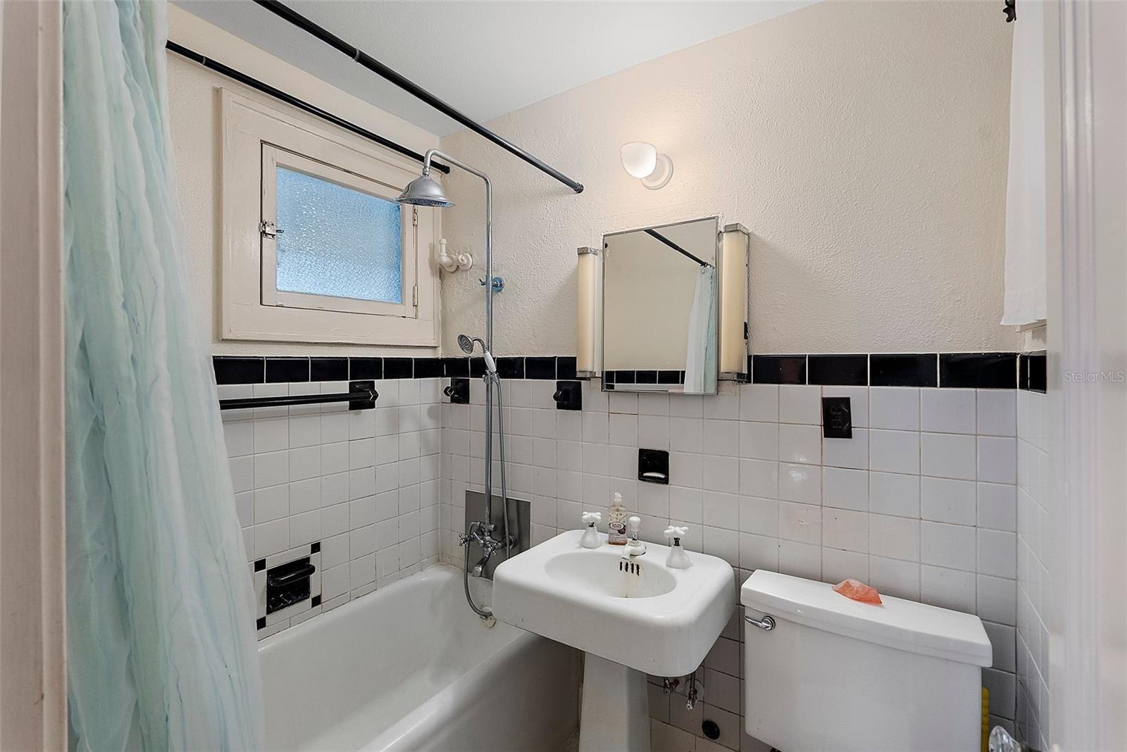 FLORI DE LEON APTS CO-OP - Residential Lease