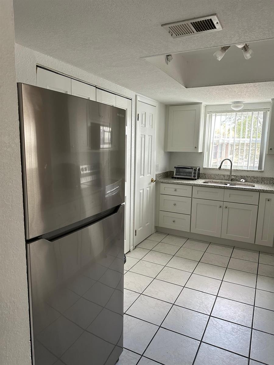 HAWTHORNE VLG CONDO - Residential Lease