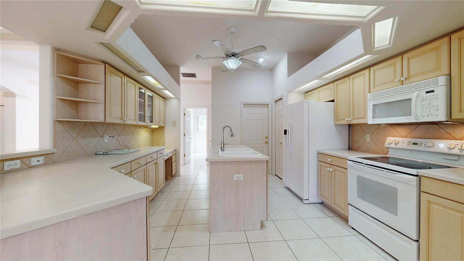 RAINBOW SPGS COUNTRY CLUB ESTATE - Residential