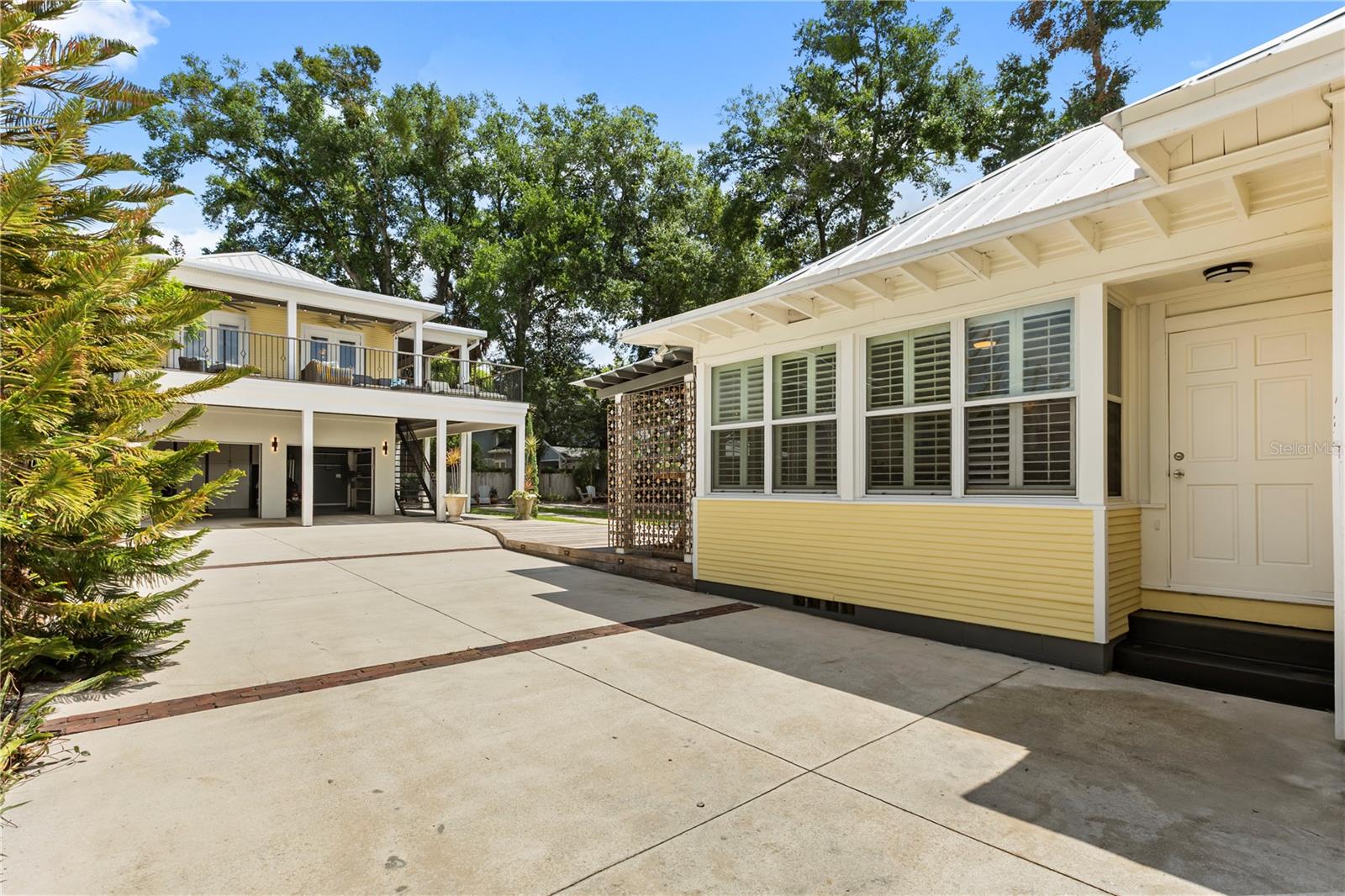 209 E AMELIA STREET