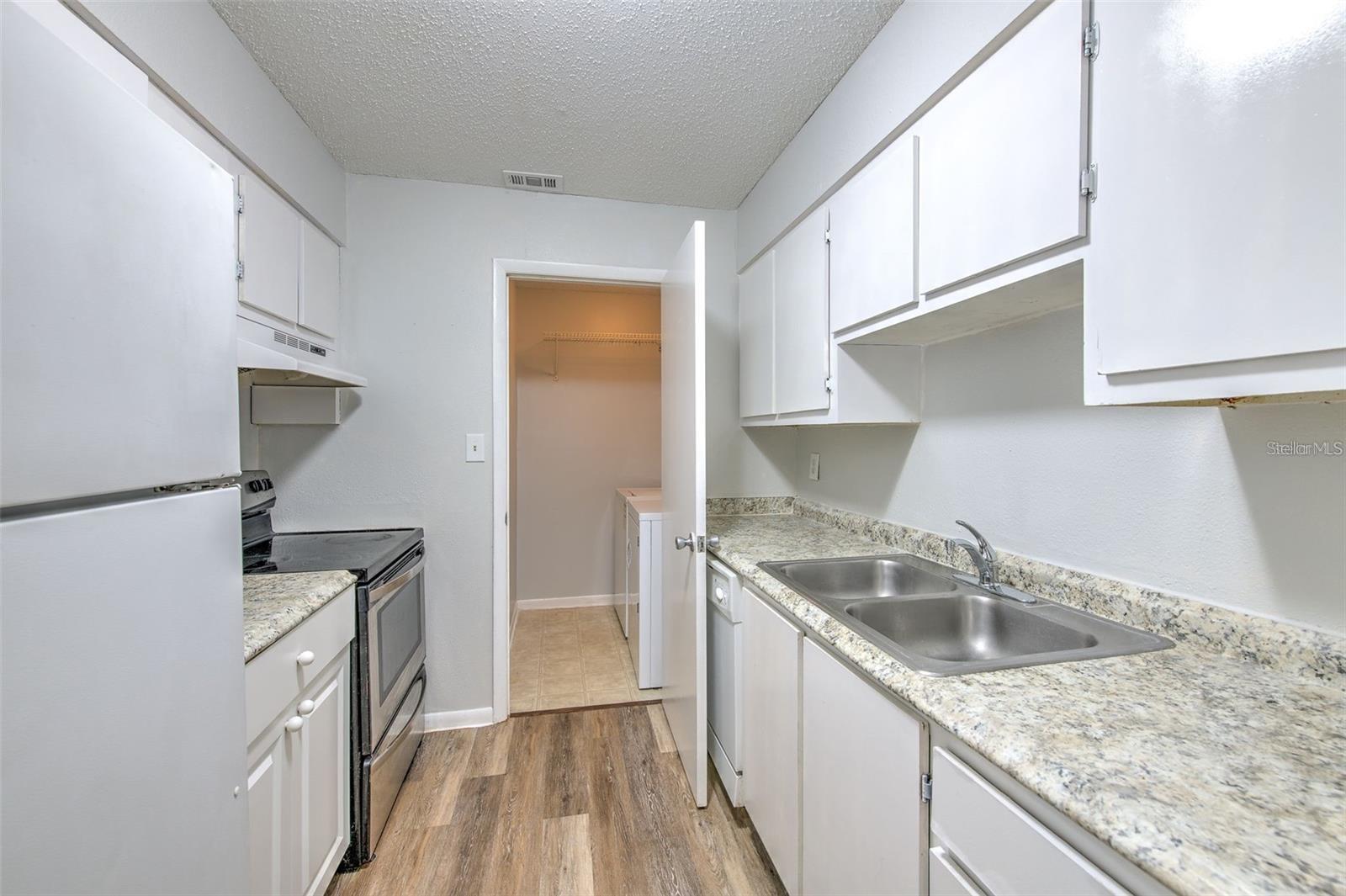 STONE CREEK POINTE A CONDOMINI - Residential