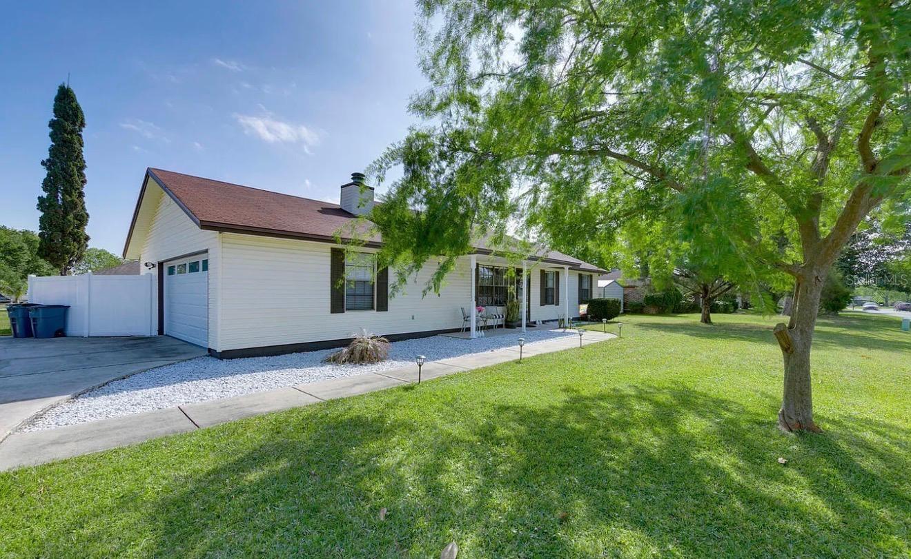 1121 LONDONDERRY DRIVE