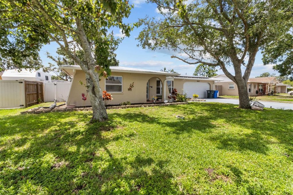 Photo of 3507 Oxford Drive W, Bradenton, FL 34205 (MLS # TB8500835)