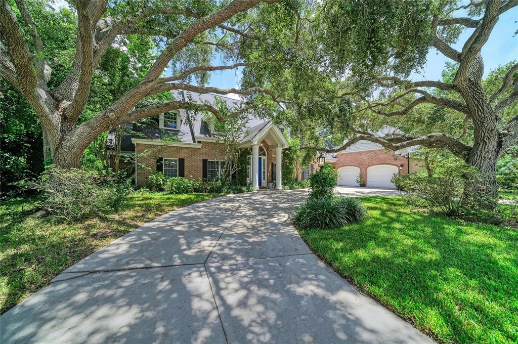 Photo of 3706 Avenida Madera, Bradenton, FL 34210 (MLS # A4703422)