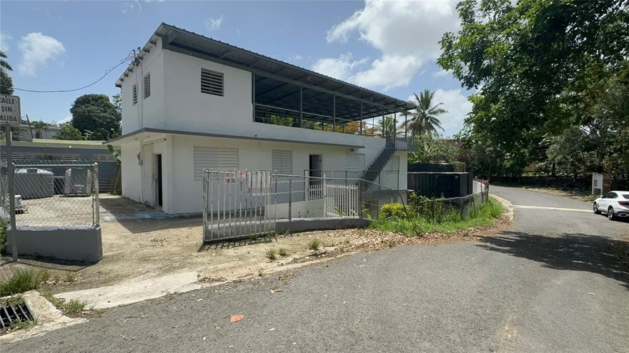 Unique Investment Opportunity in Trujillo Alto! Located in the Las Cumbres neighborhood, this multifunctional property is ideal for commercial or mixed use in a high-demand area with excellent growth potential. It features two independent units with a total of 4 bedrooms and 4 bathrooms, plus a spacious rooftop with potential for a terrace or social area. The land and construction offer an excellent layout and great development potential. Situated in a quiet area with easy access to main roads, shops, and services, it’s perfect for offices, long-term rentals, a clinic, coworking space, or a residence with a commercial unit. Ideal for investors, business owners, or entrepreneurs. Final and firm price — cash only. Contact us today for more details or to schedule a visit. Don’t miss out on this opportunity!