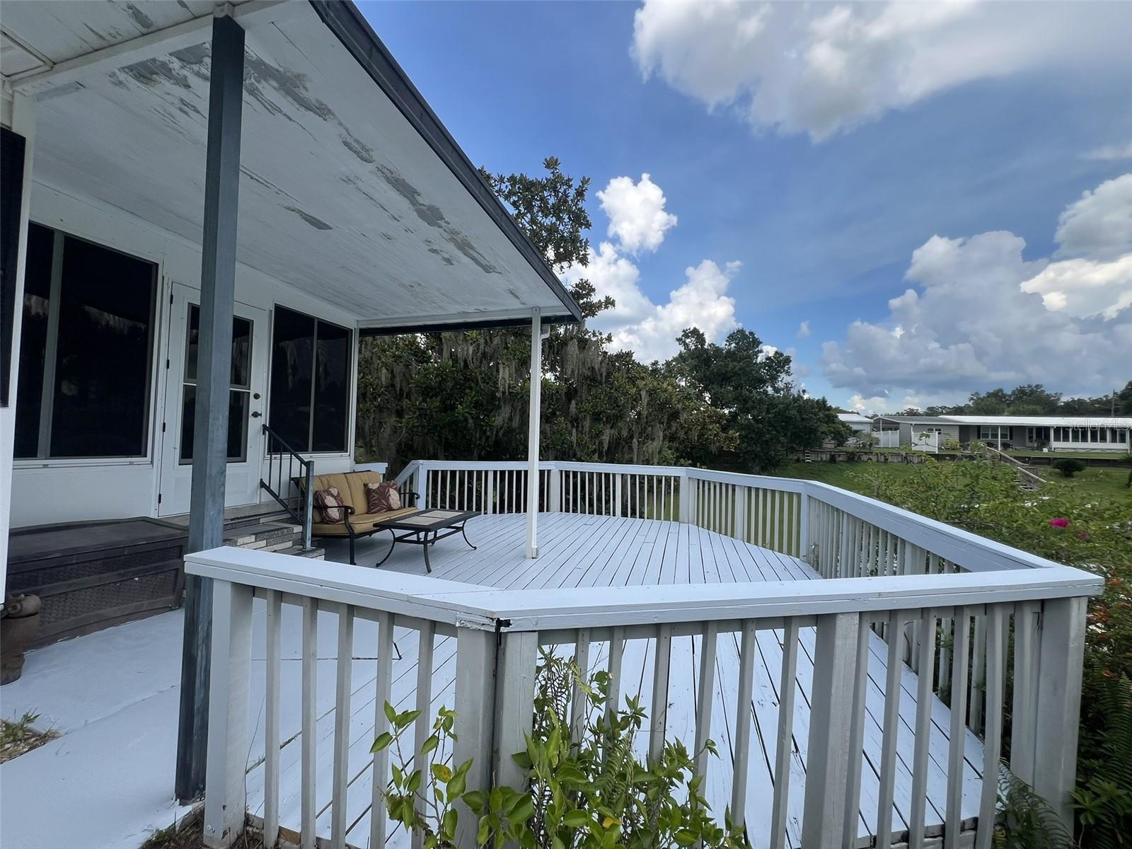 FLORAL LAKES - Residential