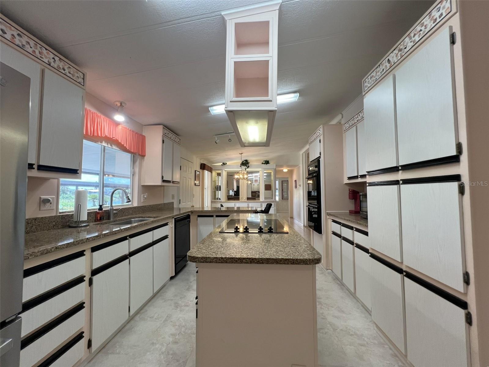 FLORAL LAKES - Residential
