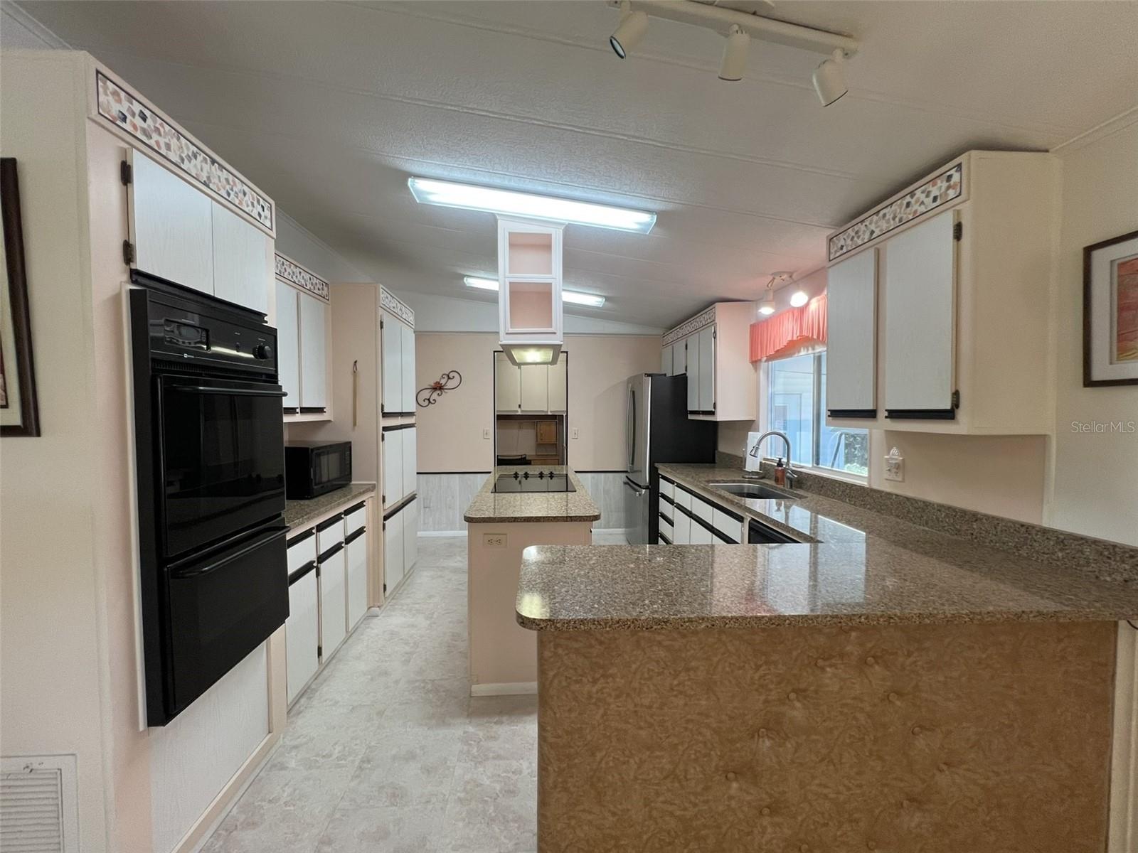 FLORAL LAKES - Residential