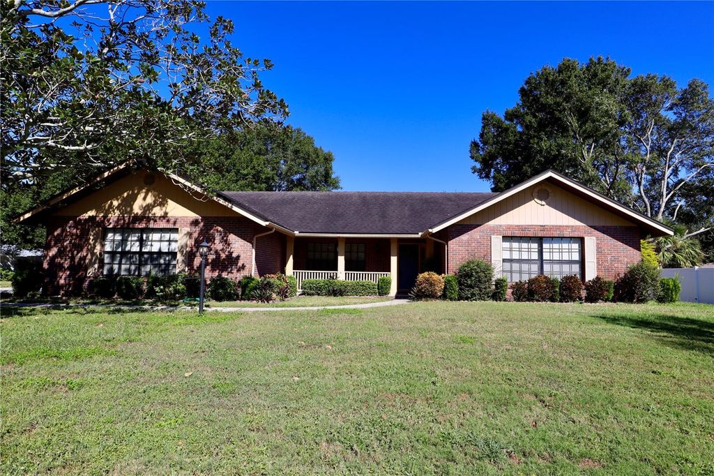 Photo of 202 Crystal Court, Winter Haven, FL 33880 (MLS # S5137740)