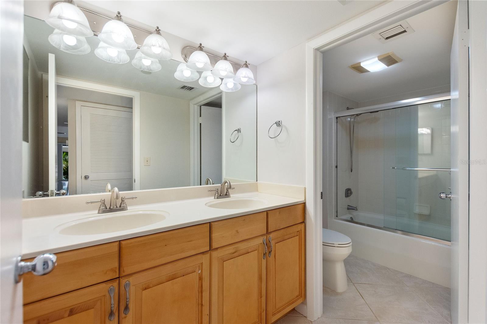 OAK HARBOUR CONDO 01-04 - Residential