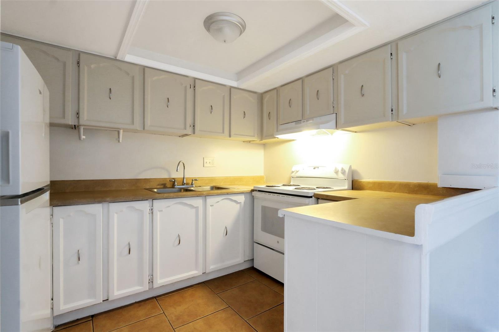 COMMODORE PLACE CONDO - Residential