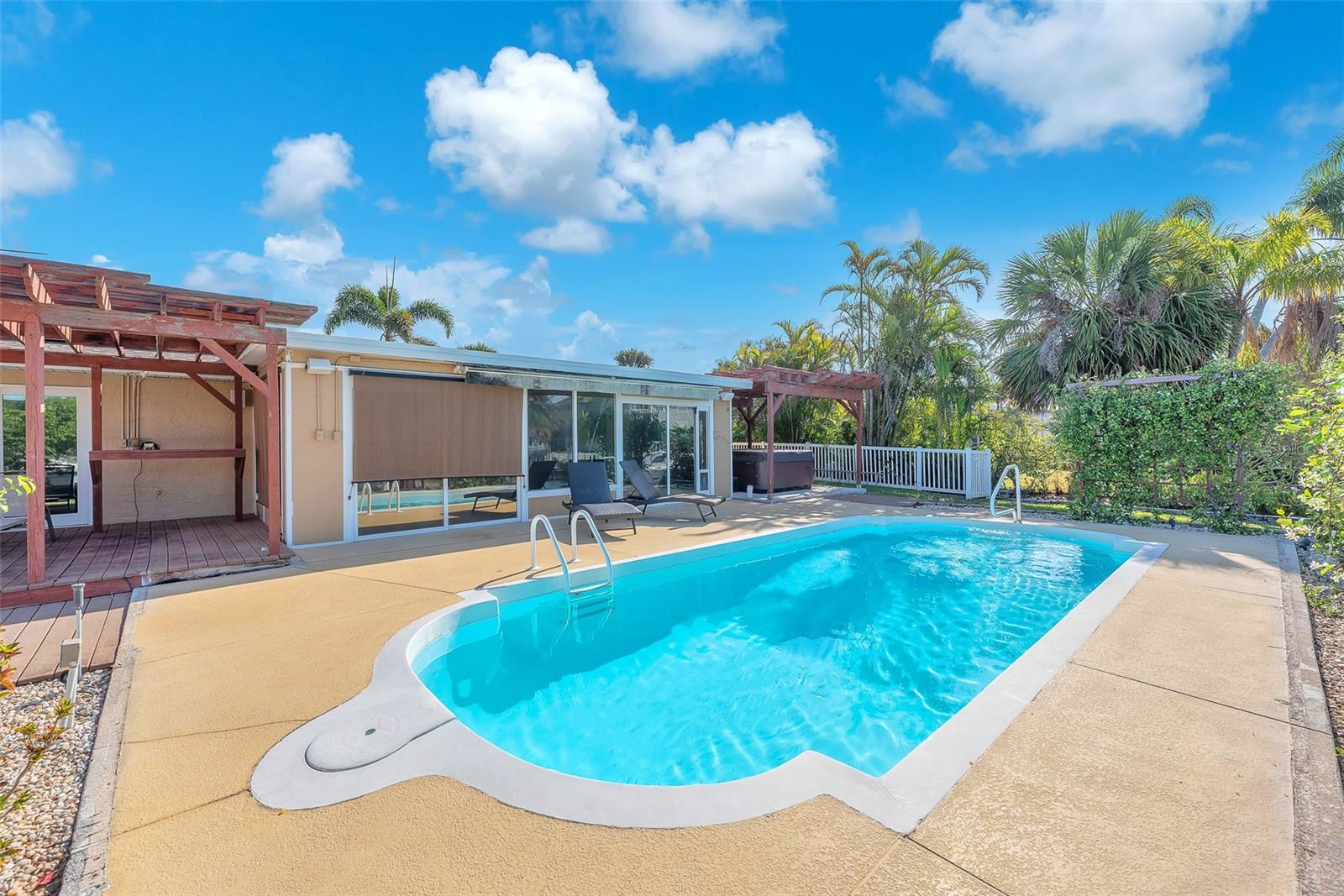 APOLLO BEACH UNIT 08 A RESUBDI - Residential Lease