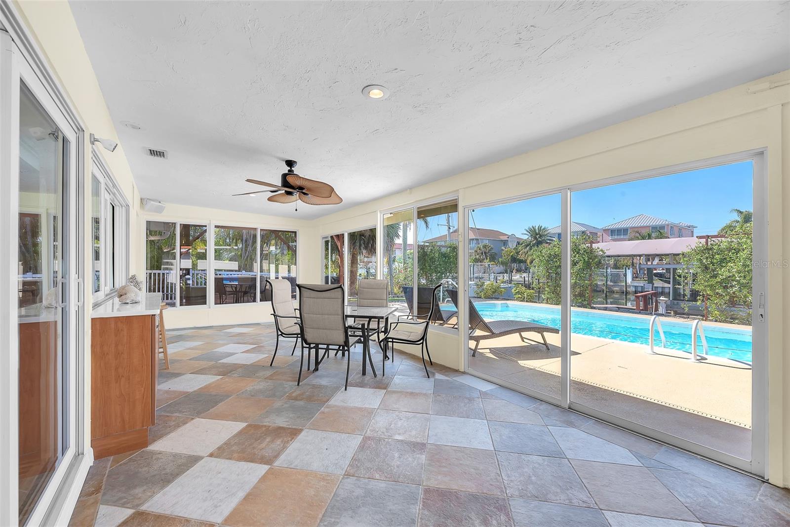 APOLLO BEACH UNIT 08 A RESUBDI - Residential Lease