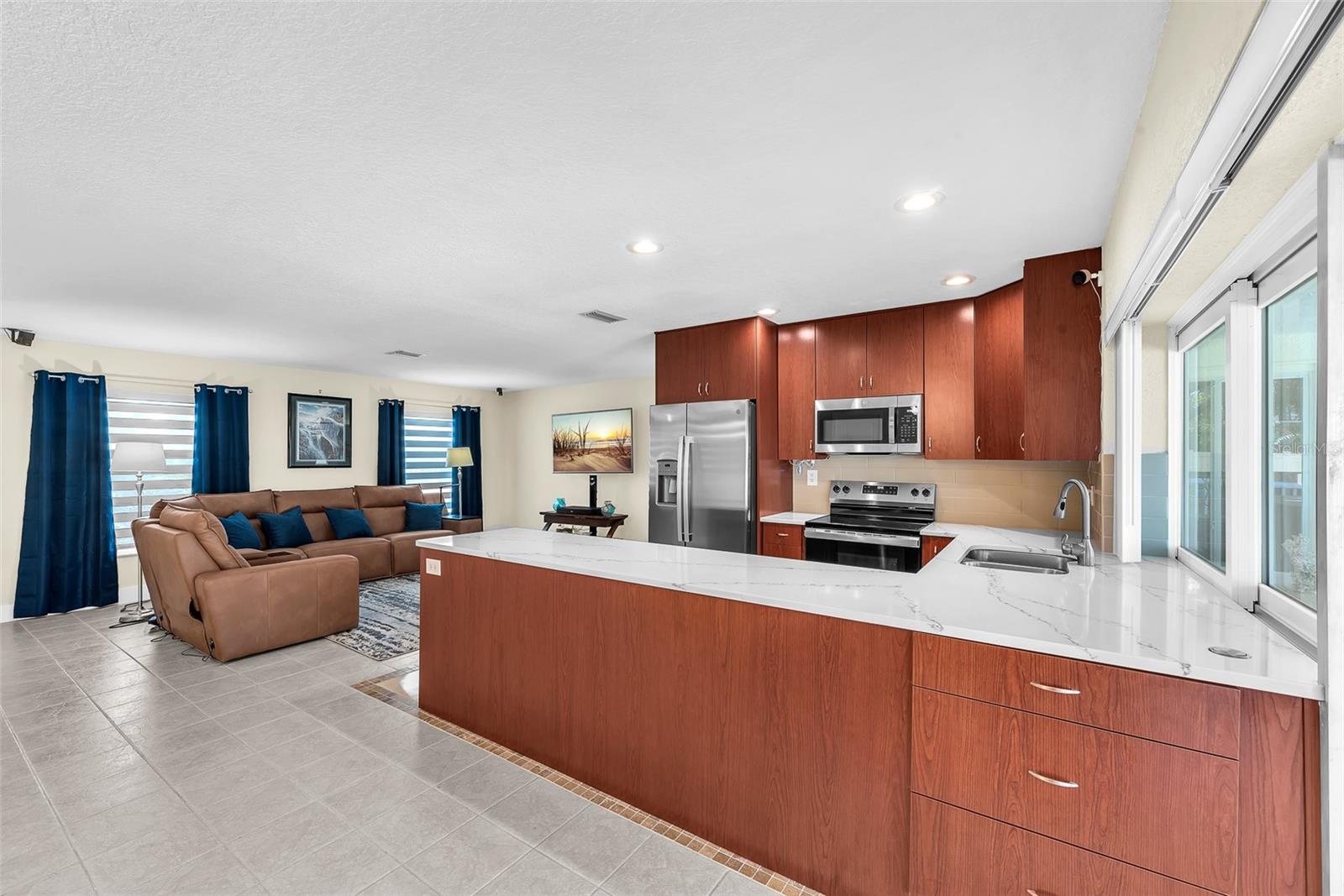 APOLLO BEACH UNIT 08 A RESUBDI - Residential Lease