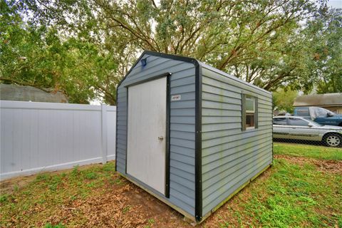 A home in AUBURNDALE