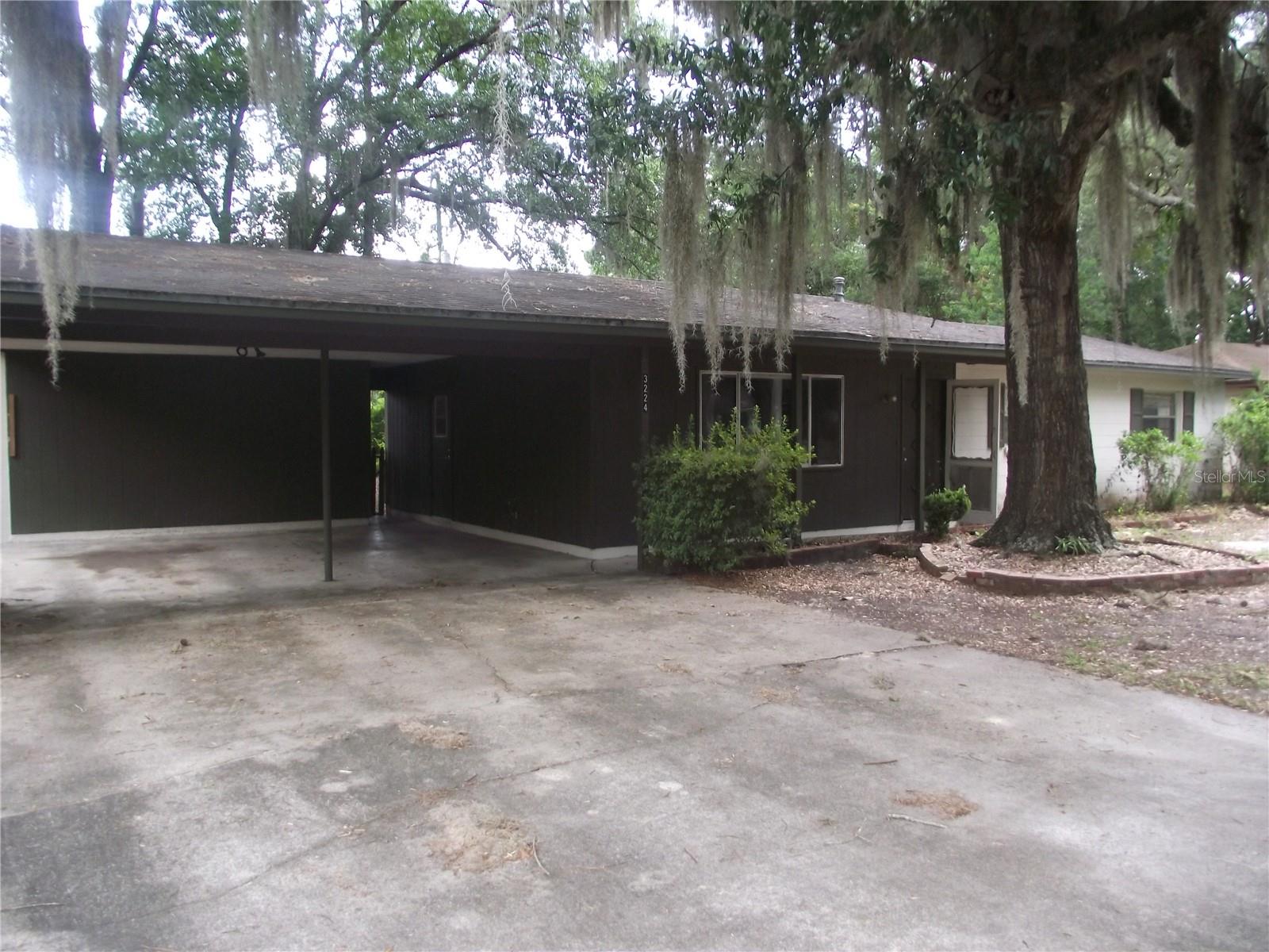 Walk to the YMCA from this 3/2 Northwood house! Living room, dining room, double carport, fenced back yard & more at this great NW location! Lawn service is included.
Pets are considered subject to approval with additional deposit. Breed restrictions apply.
1st month's rent, last month's rent and security deposit are required for move-in.
Initial lease term until June 30, 2026.