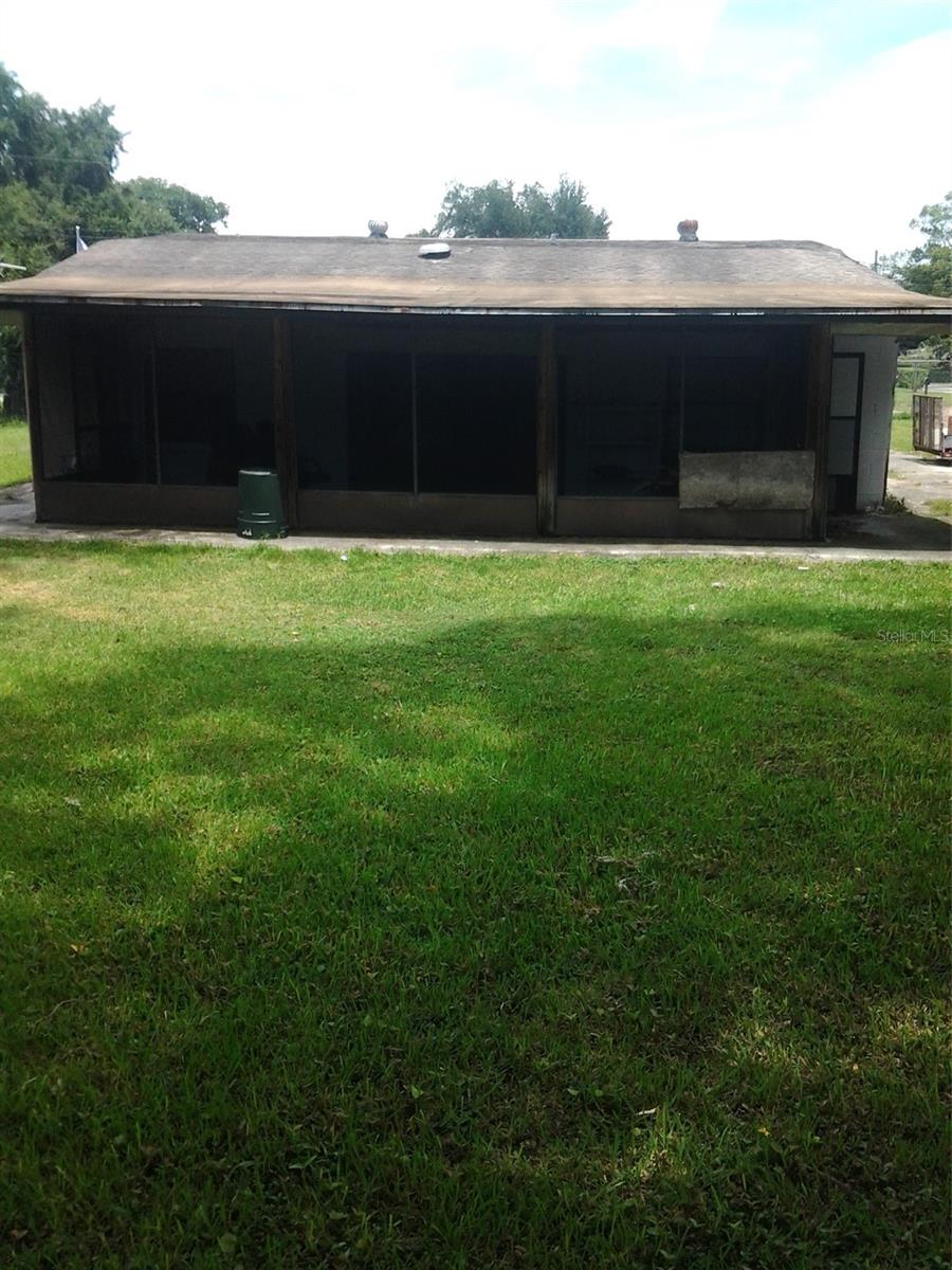 3 beds and 1 baths handyman. Excellent fix and flip or rental.
