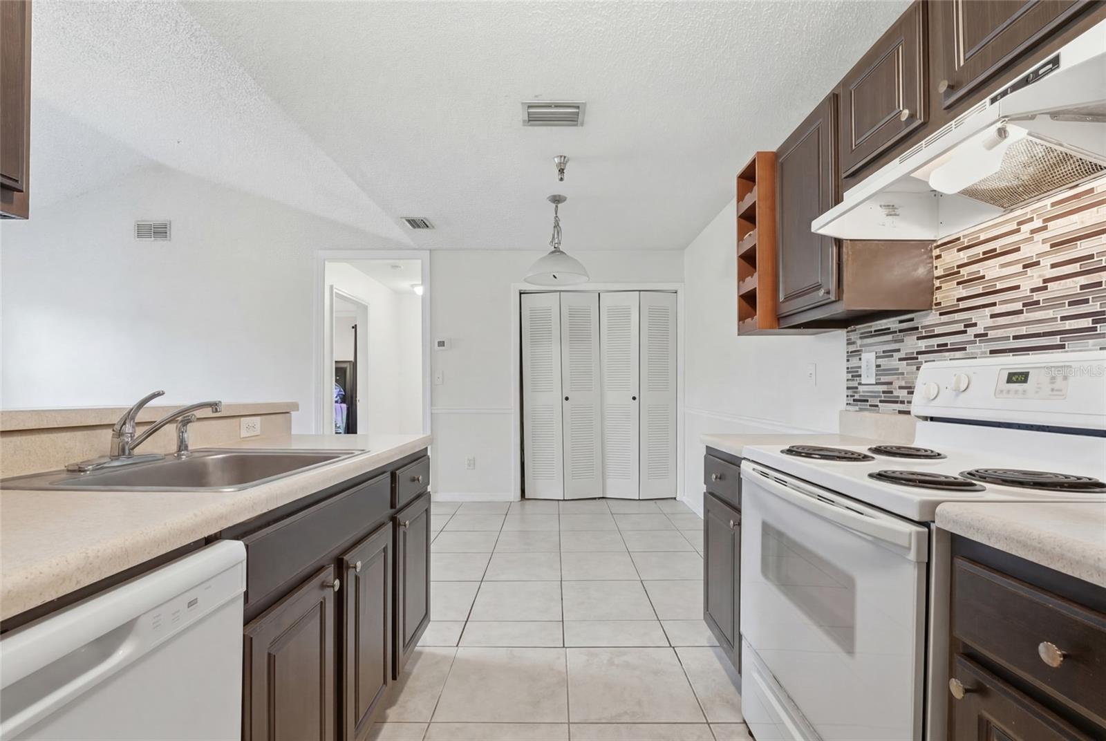 10265 GANDY BOULEVARD N 1806