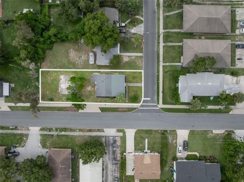 A home in LAKELAND