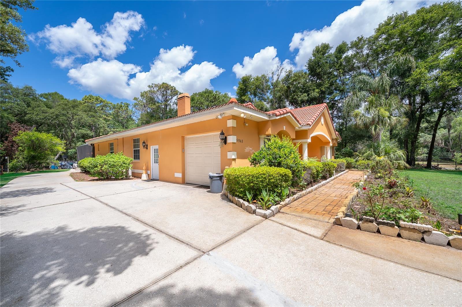 COUNTRY ESTATES - Residential