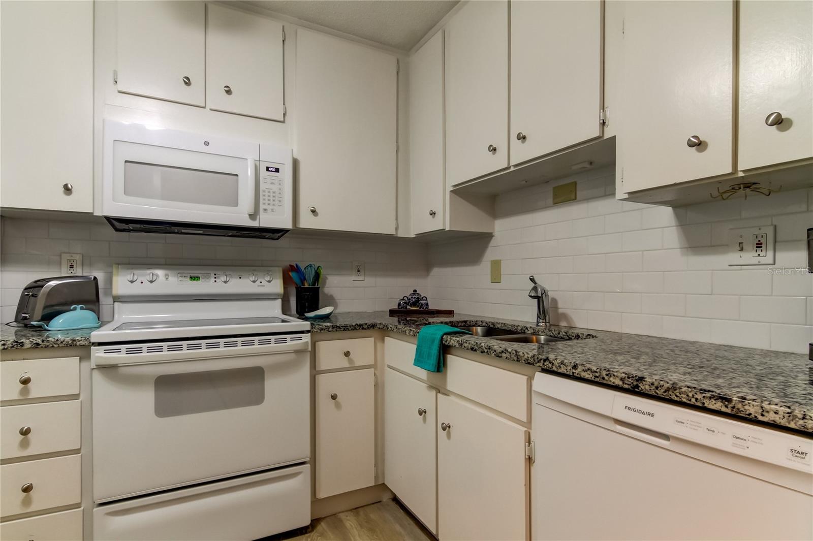 MEDITERRANEAN MANORS - Residential