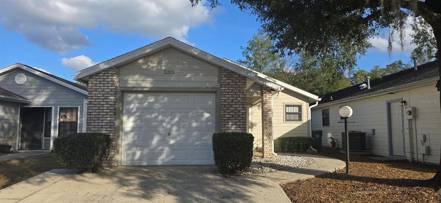 Conveniently located 2 bed, 2 bath home in Wellington Station.  Kitchen overlooks open great room.  Split bedroom floorplan.  1-car attached garage.  Large enclosed back patio.  Access to community pool included.