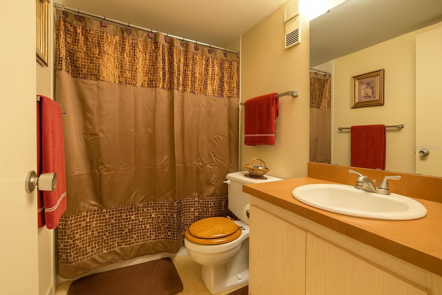 LAKESIDE CONDO APTS - Residential