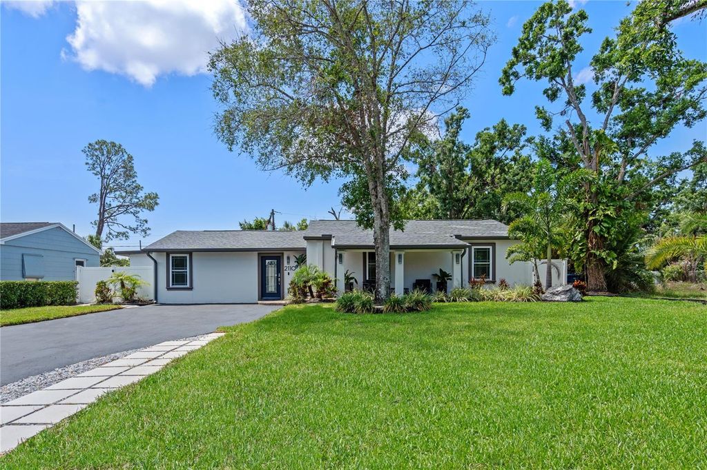 Photo of 2110 W Farwell Drive, Tampa, FL 33603 (MLS # O6311929)
