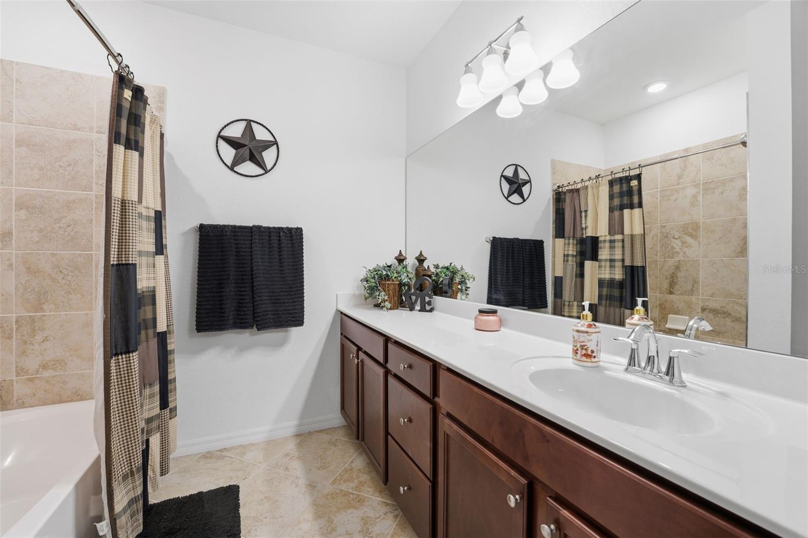 GRAN PARADISO TWNHMS 1B - Residential