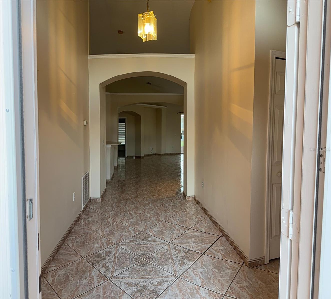2527 HIKERS COURT