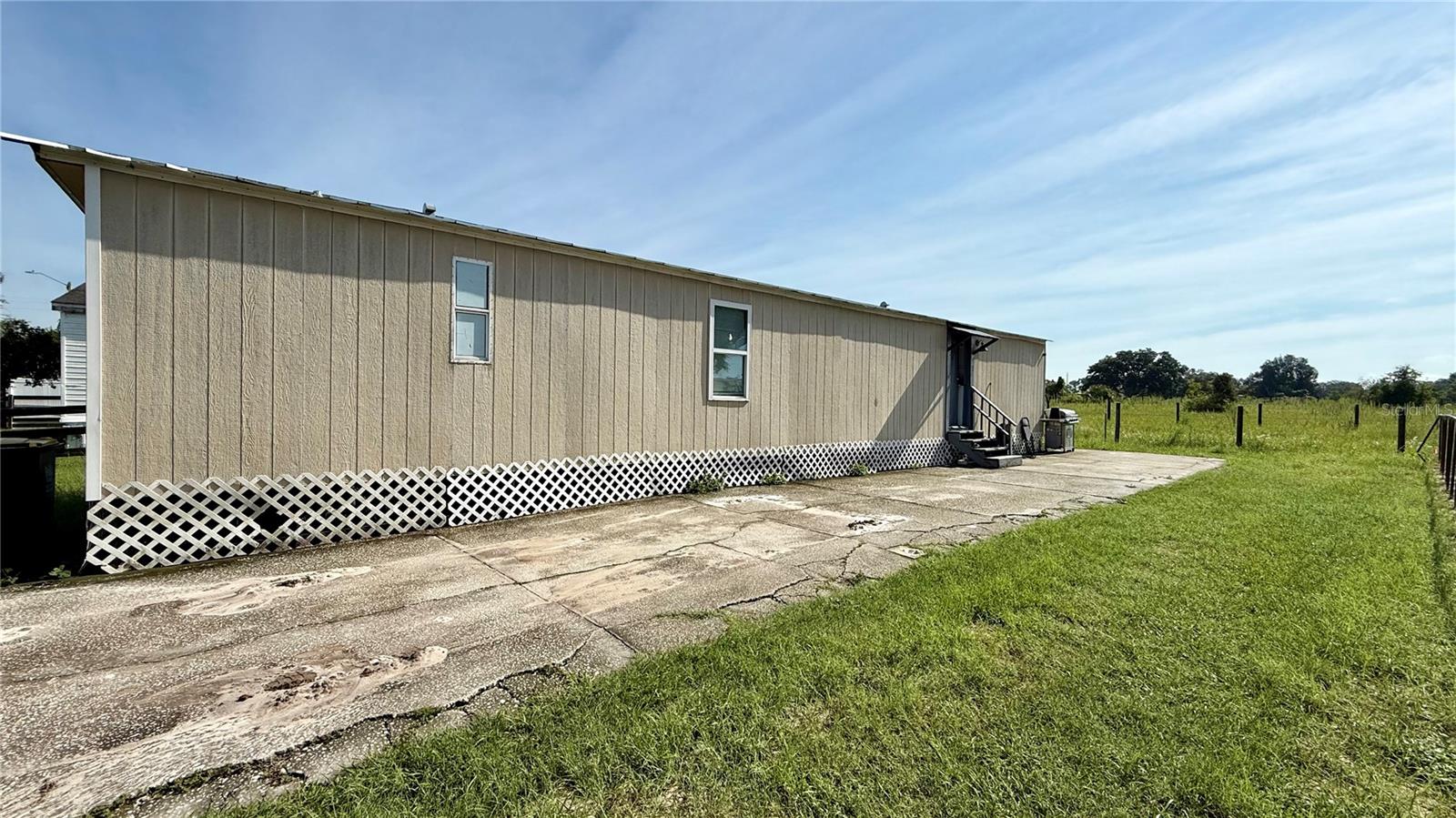 Exclusive cash-only sale. Beautiful 2-bedroom, 2-bath mobile home with lot included, located in the charming city of Haines City, FL. Well-distributed spaces provide comfort and functionality for the whole family. Enjoy a peaceful and private setting with ample outdoor space, perfect for gardening or outdoor activities. Strategically located near services, schools, and main access roads. This property, with no HOA, offers complete freedom with no fees or additional restrictions. Experience the peace and control that comes with owning your own land. Ideal for those seeking a cozy home or investors looking for a hassle-free opportunity. Call today to schedule a tour.