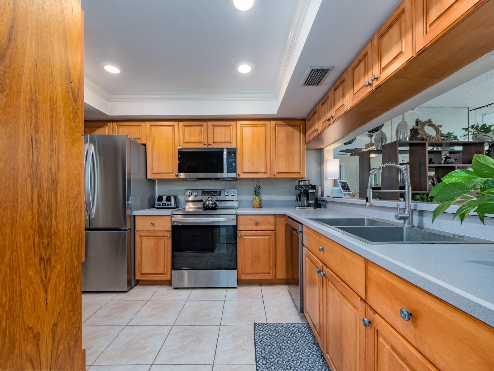 610 ISLAND WAY CONDO - Residential