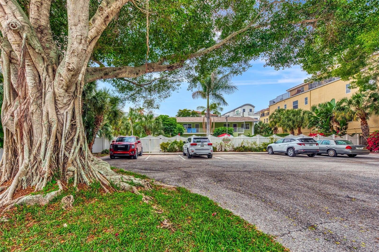 TWIN BANYAN - Residential Lease