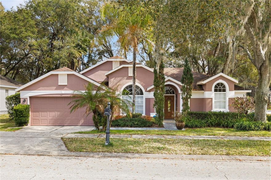 OVERSIZED CORNER LOT IN PRIME LOCATION. Welcome to this well-maintained home situated on a large corner lot with mature oak trees and a cozy screened porch. Residents of this community enjoy access to a well-maintained pool, perfect for relaxation and leisure.
The interior features a split-bedroom plan with vaulted ceilings and laminate wood flooring throughout. Key highlights include a remodeled bathroom and a kitchen equipped with solid wood cabinets and stainless steel appliances. The master suite offers dual sinks and a walk-in closet.
The location is convenient, with good schools, pharmacies, and markets all located close by. With easy access to major highways, this home is in excellent condition and ready for immediate occupancy. Schedule your showing today!