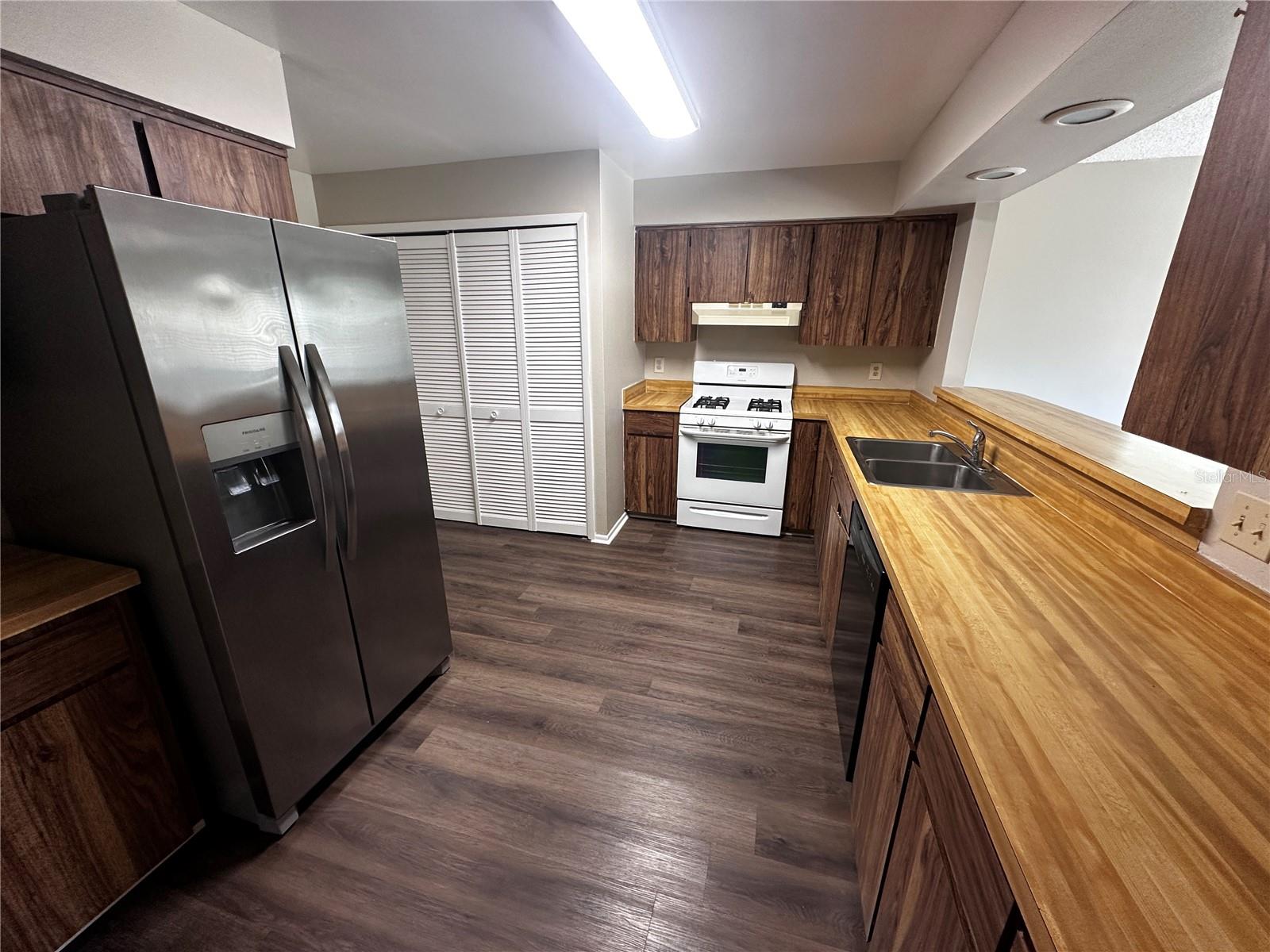 STERLING PARK UNIT 03 - Residential Lease