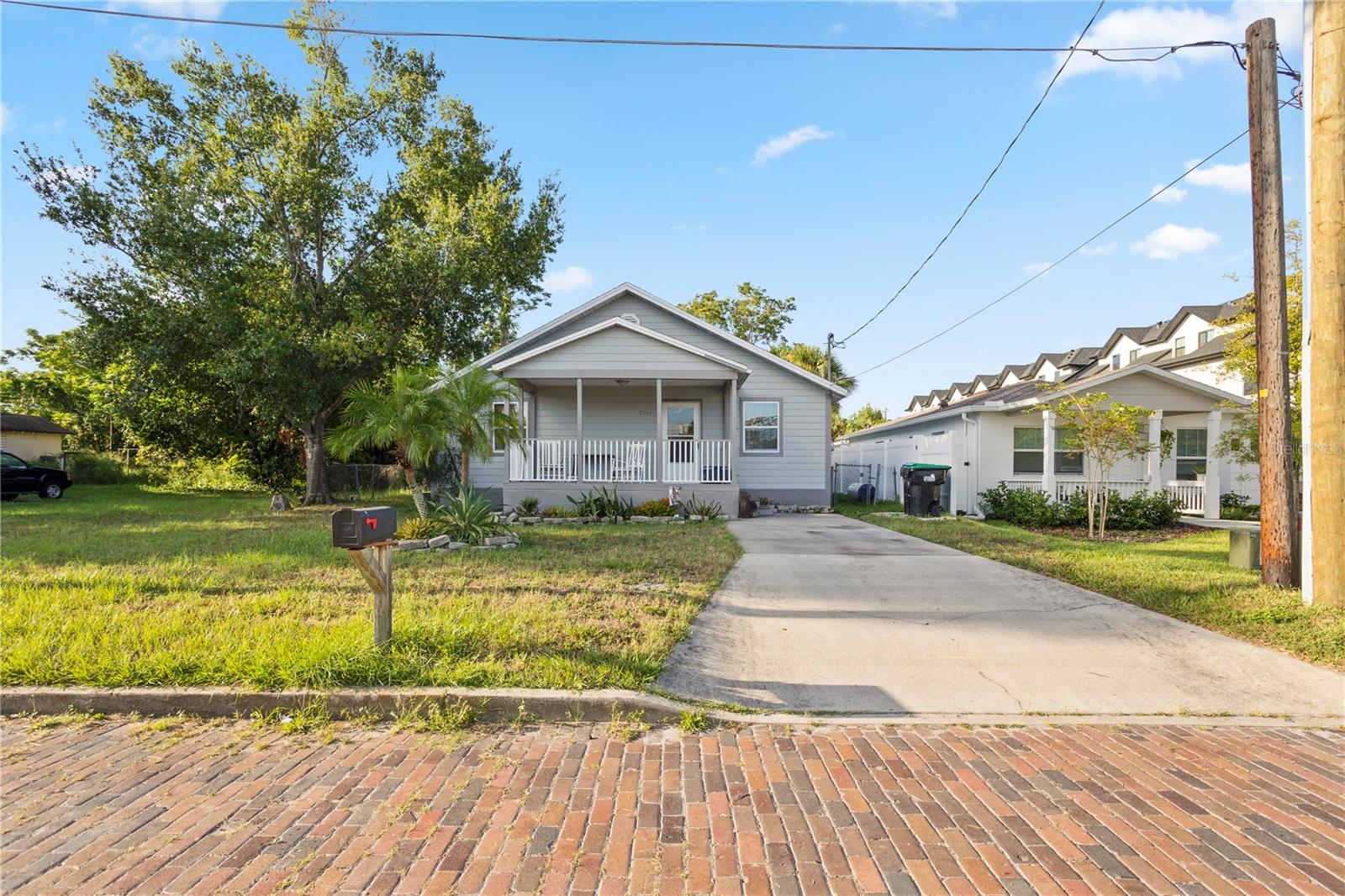LAWNDALE - Residential Lease