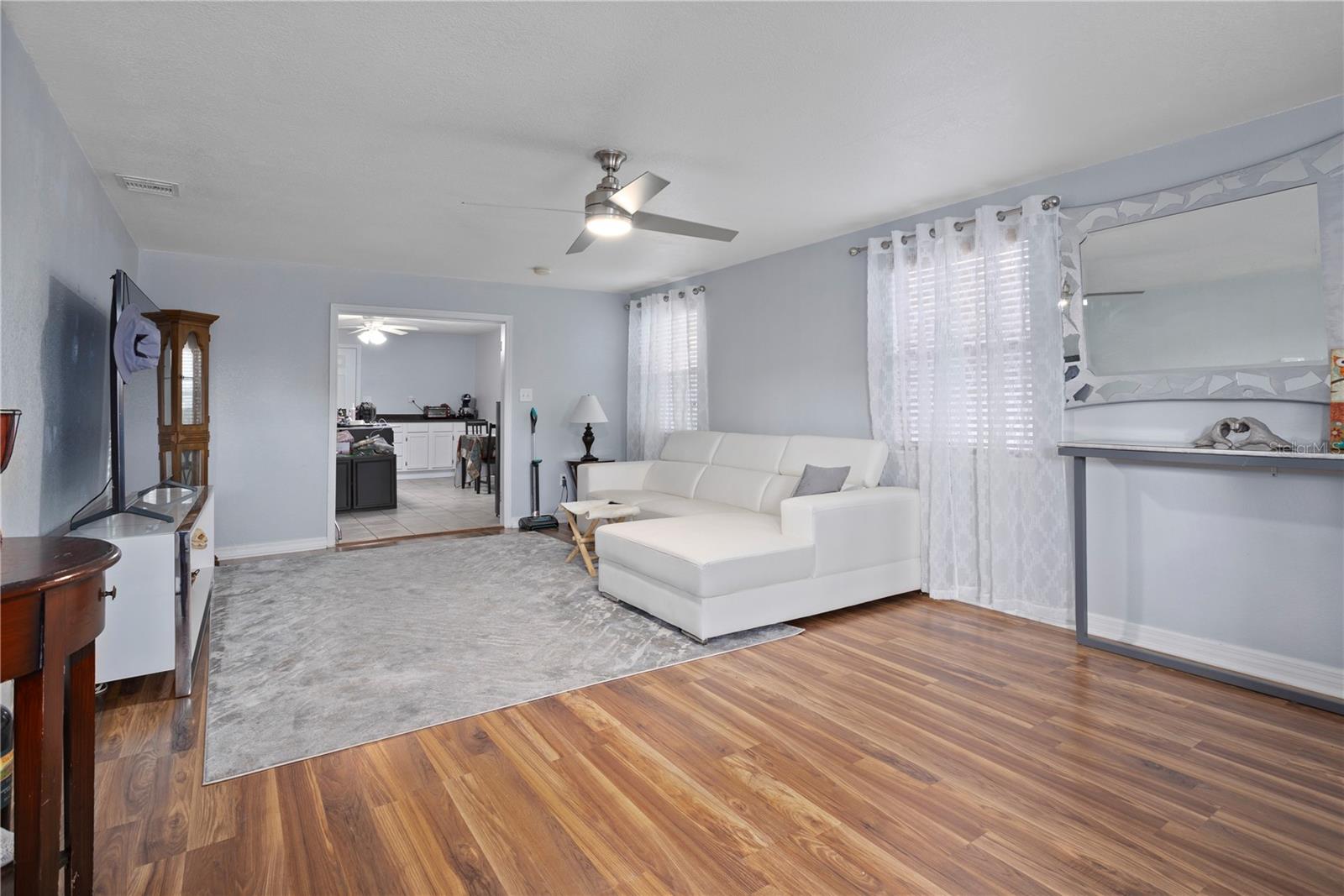 LAWNDALE - Residential Lease