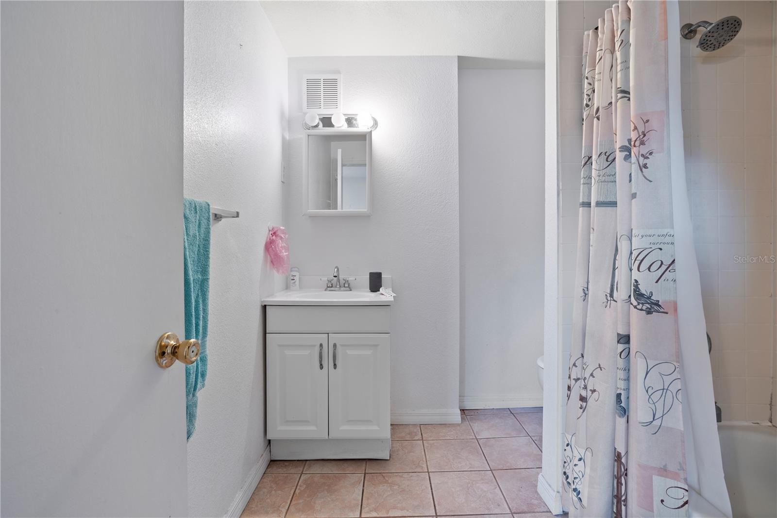 LAWNDALE - Residential Lease