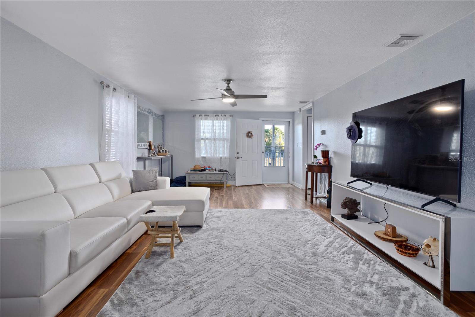 LAWNDALE - Residential Lease