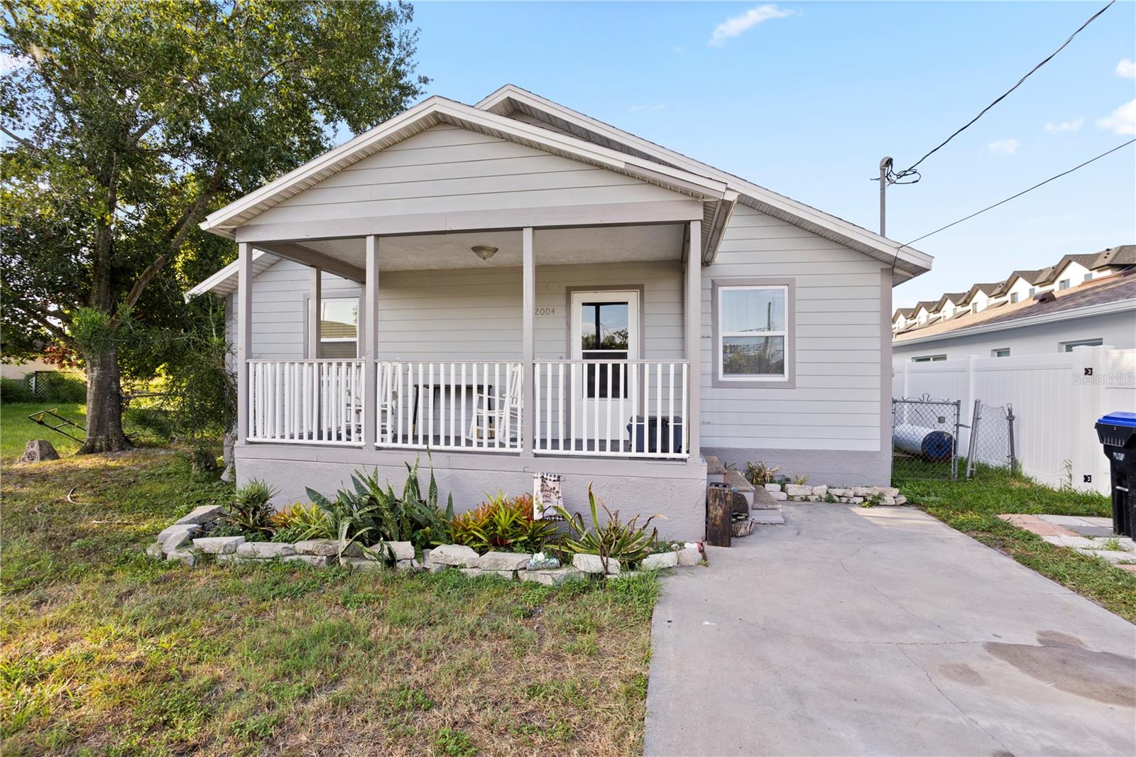 LAWNDALE - Residential Lease