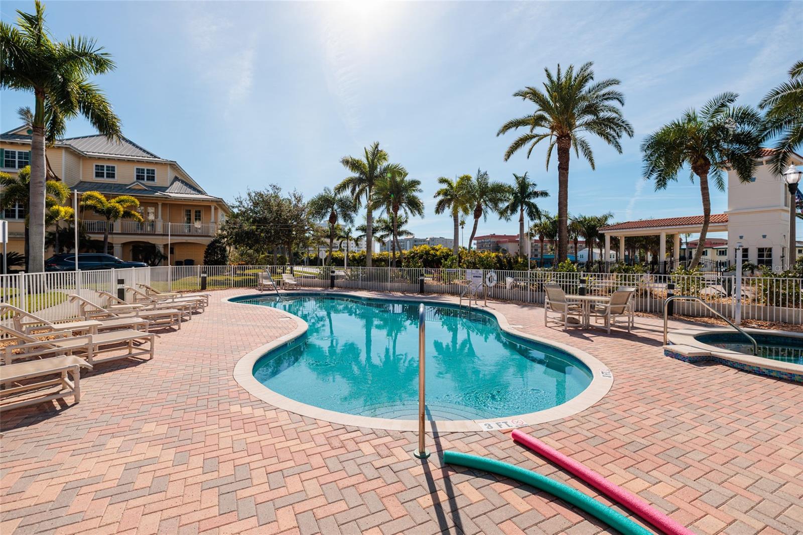 REDINGTON SHORES YACHT ANDTENN - Residential