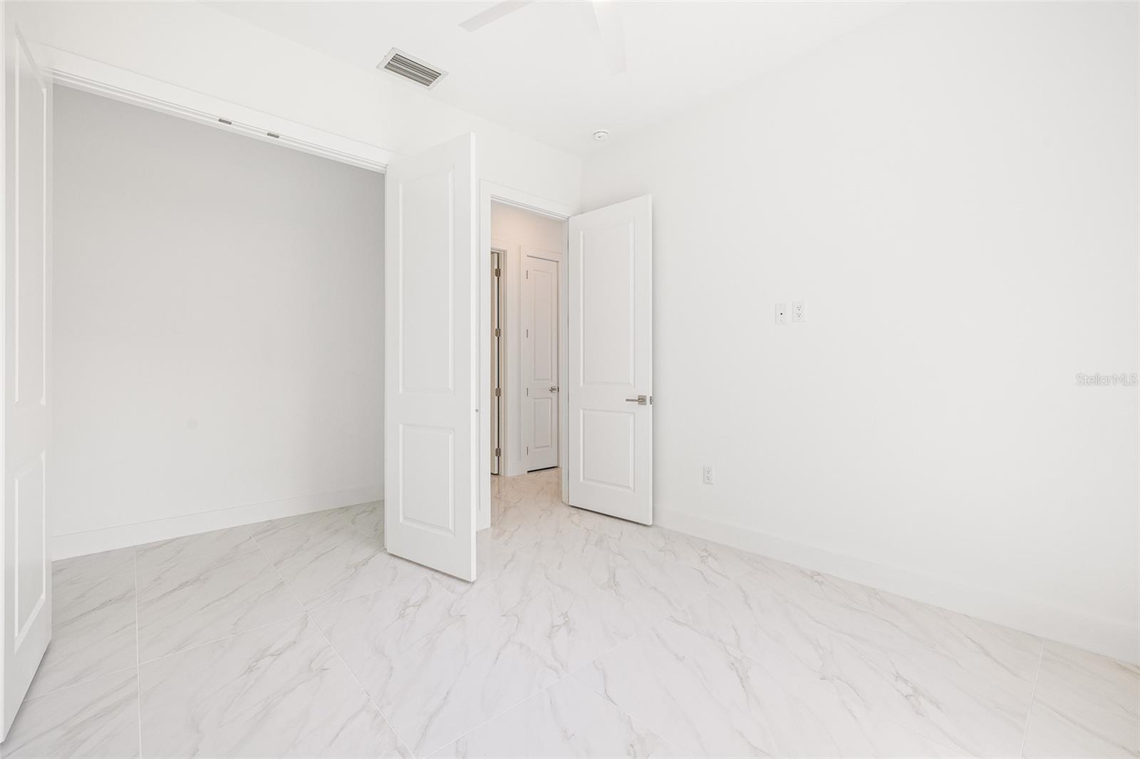 COUNTRY SIDE MANOR - Residential