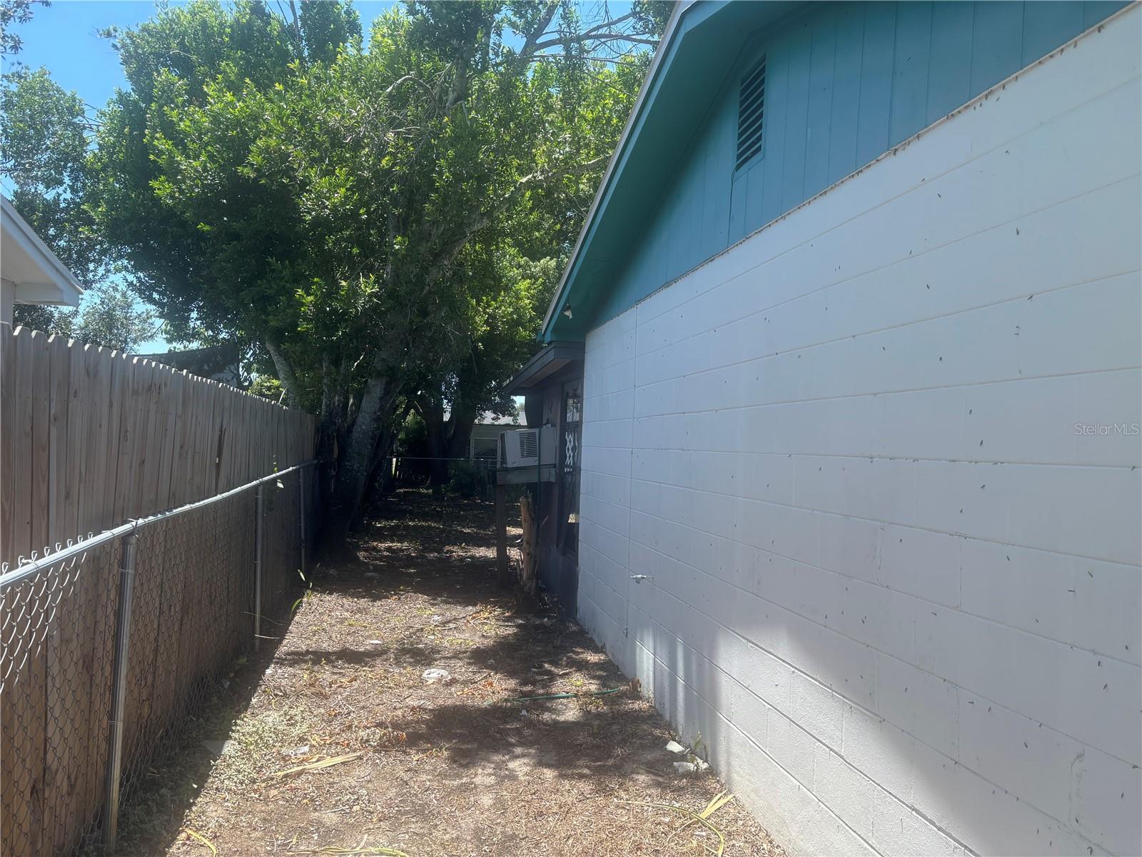 8648 FOX HOLLOW DRIVE