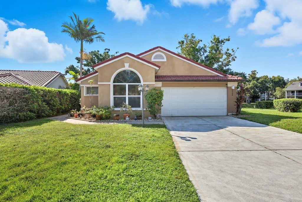 Photo of 5508 Gardens Drive, Sarasota, FL 34243 (MLS # A4676433)